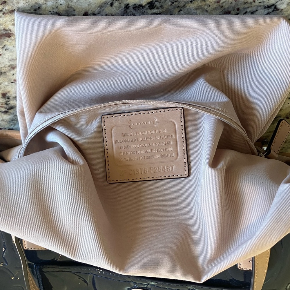 Coach F25487 Gallery Tote Patent Leather Navy Beige Trim Shoulder Bag Excellent - Picture 12 of 16